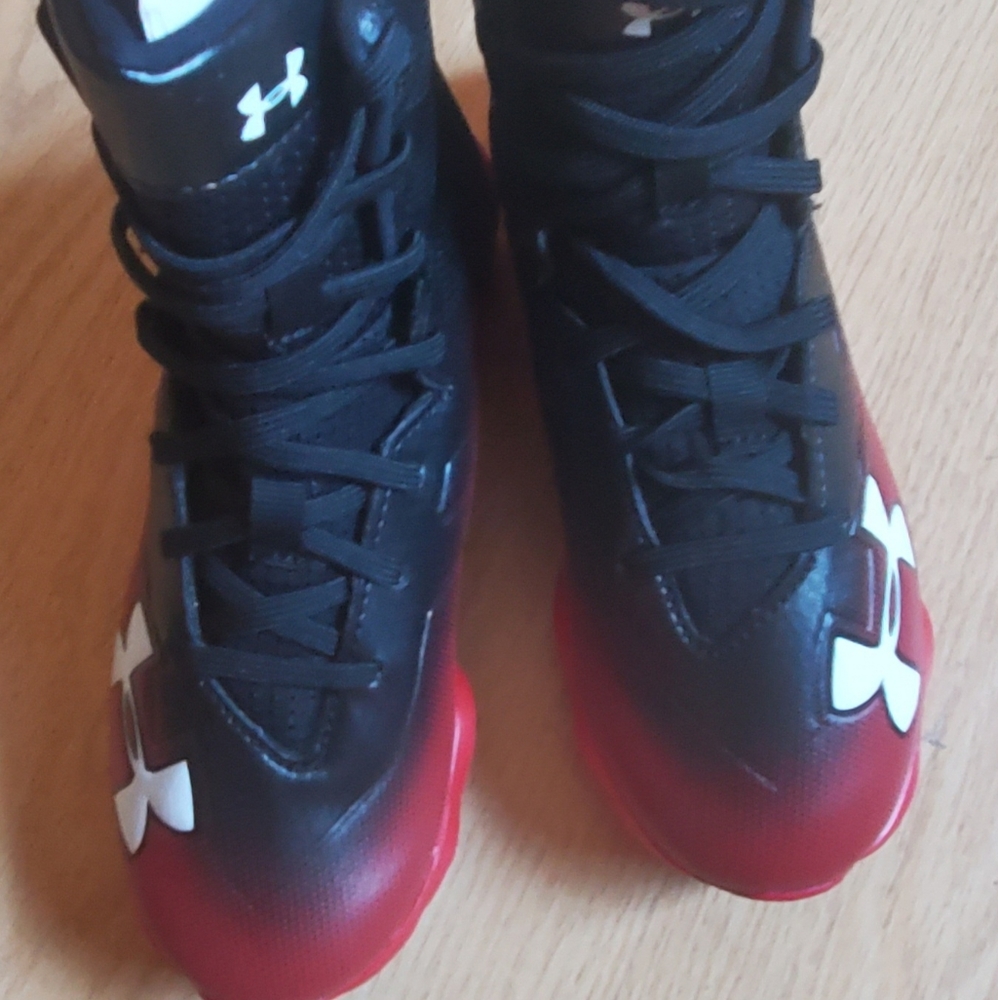 Boy's Under Armour cleats size 1Y
